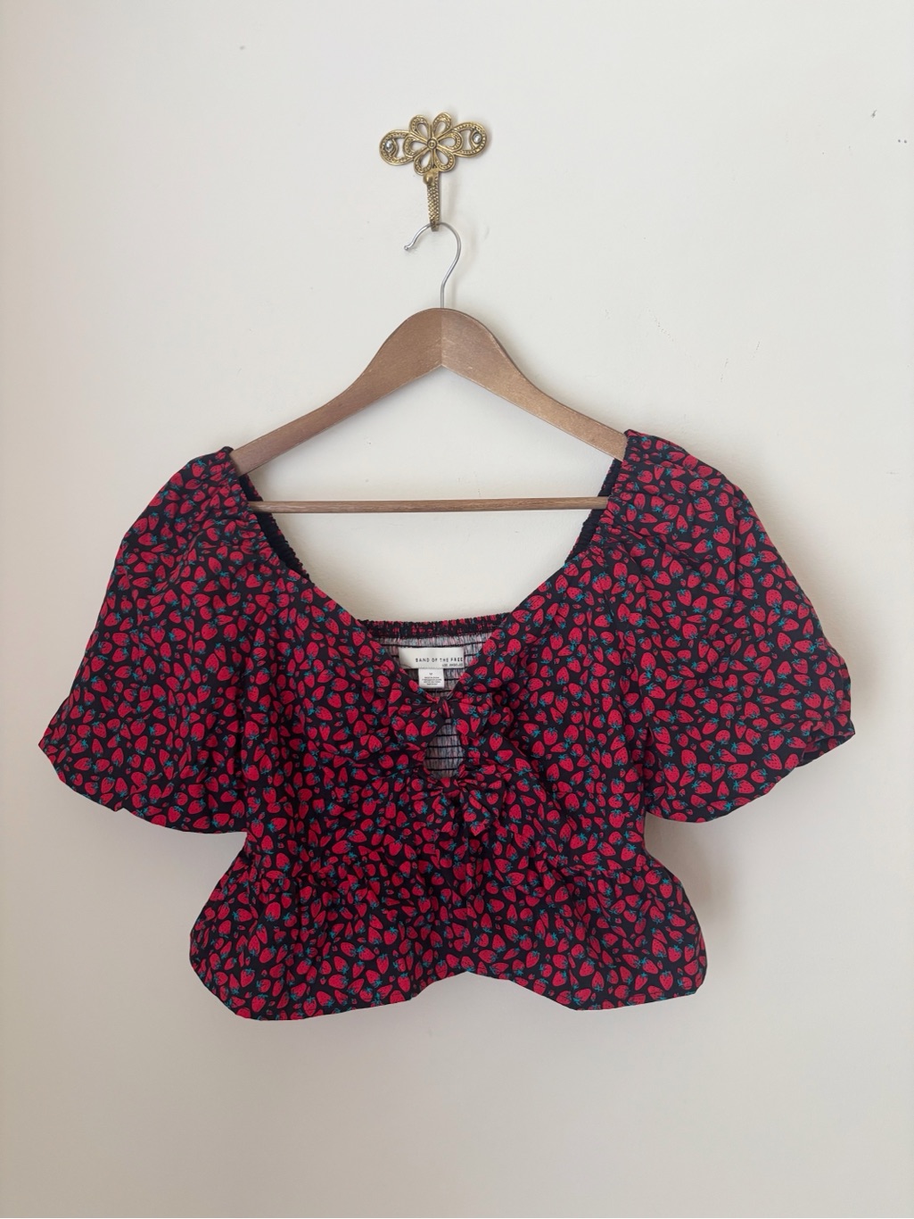 Band Of The Free Strawberry Print Puff Sleeve Smocked Cropped Top Medium